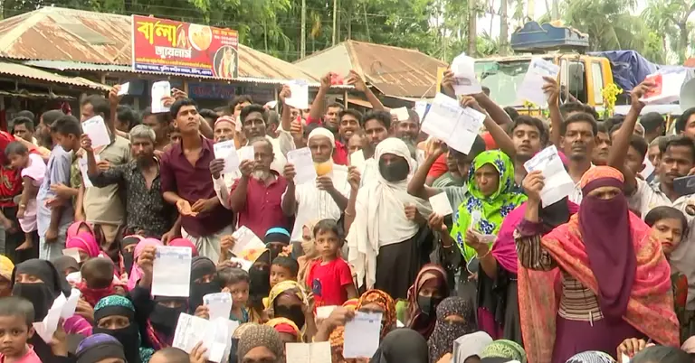 জুয়েলার্সের সামনে ভুক্তভোগীদের অবস্থান কর্মসূচি